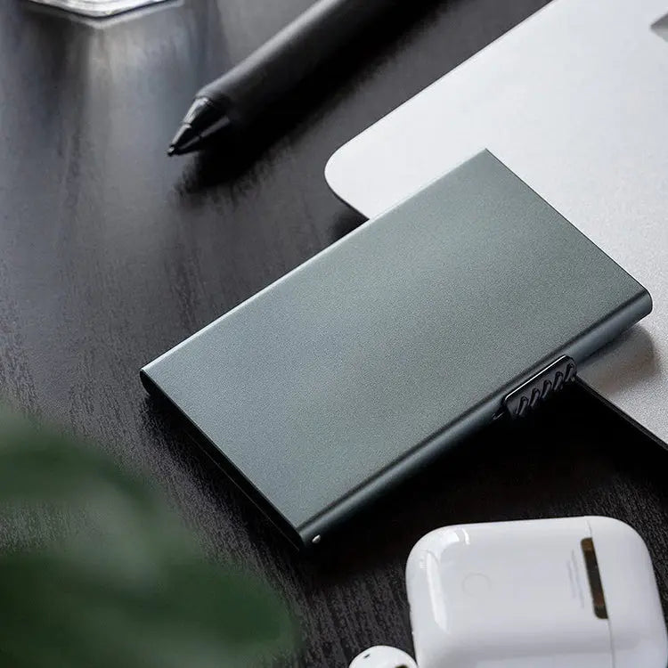 Tarjetero RFID Esencial KÄRN sobre escritorio
