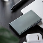 Tarjetero RFID Esencial KÄRN sobre escritorio