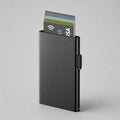 Tarjetero RFID Esencial KÄRN vista frontal aluminio negro