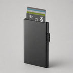 Tarjetero RFID Esencial KÄRN vista frontal aluminio negro