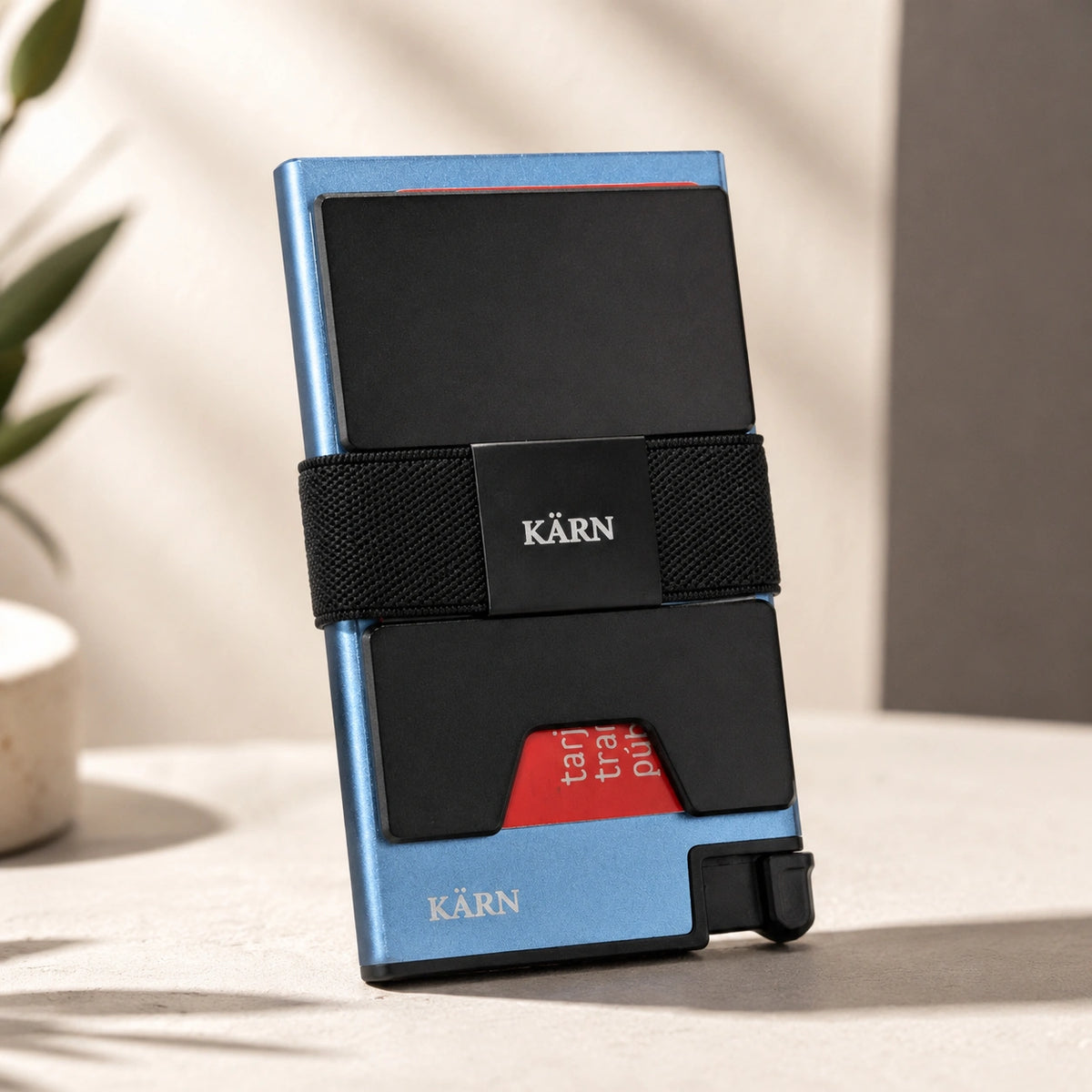Tarjetero RFID KÄRN azul abierto con paneles negros y sistema Slide para acceder rápidamente a las tarjetas.