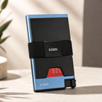 Tarjetero RFID KÄRN azul abierto con paneles negros y sistema Slide para acceder rápidamente a las tarjetas.
