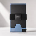 Tarjetero RFID KÄRN de aluminio azul con banda elástica negra y diseño compacto visto de frente.