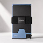 Tarjetero RFID KÄRN de aluminio azul con banda elástica negra y diseño compacto visto de frente.
