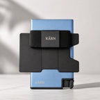 Tarjetero RFID KÄRN de aluminio azul con tarjeta visible, banda elástica negra y diseño slim para uso diario.