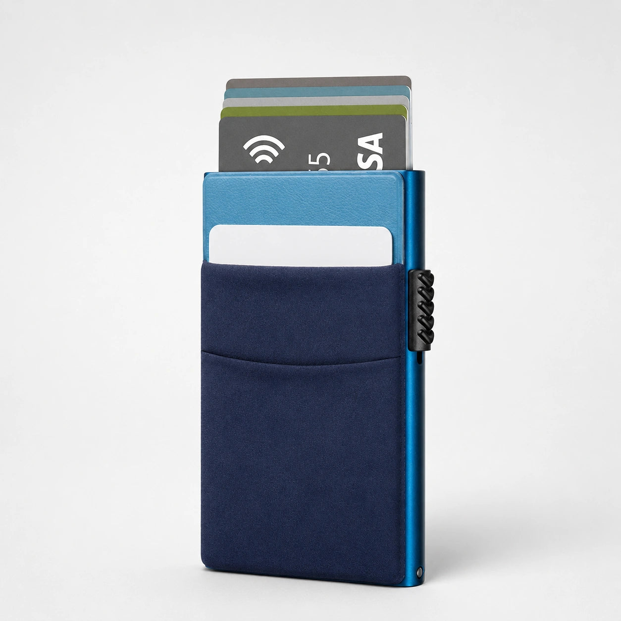Tarjetero RFID Slim Access KÄRN azul con tarjetas, diseño compacto con acceso rápido y bolsillo exterior