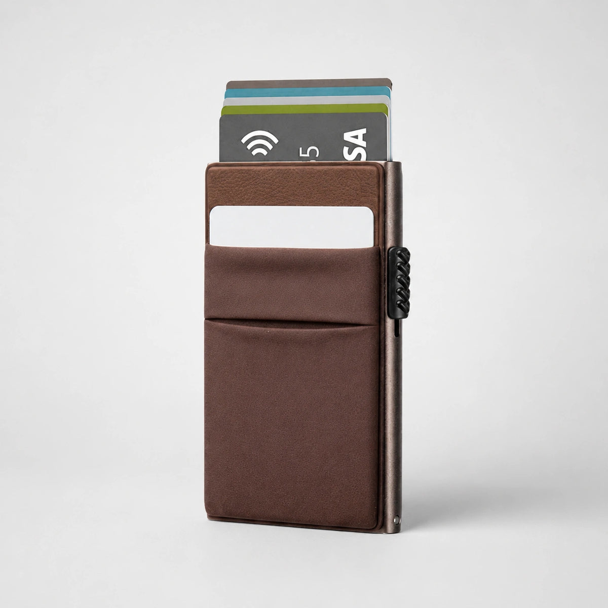 Tarjetero RFID Slim Access KÄRN marrón con tarjetas, diseño slim con acceso rápido y bolsillo exterior