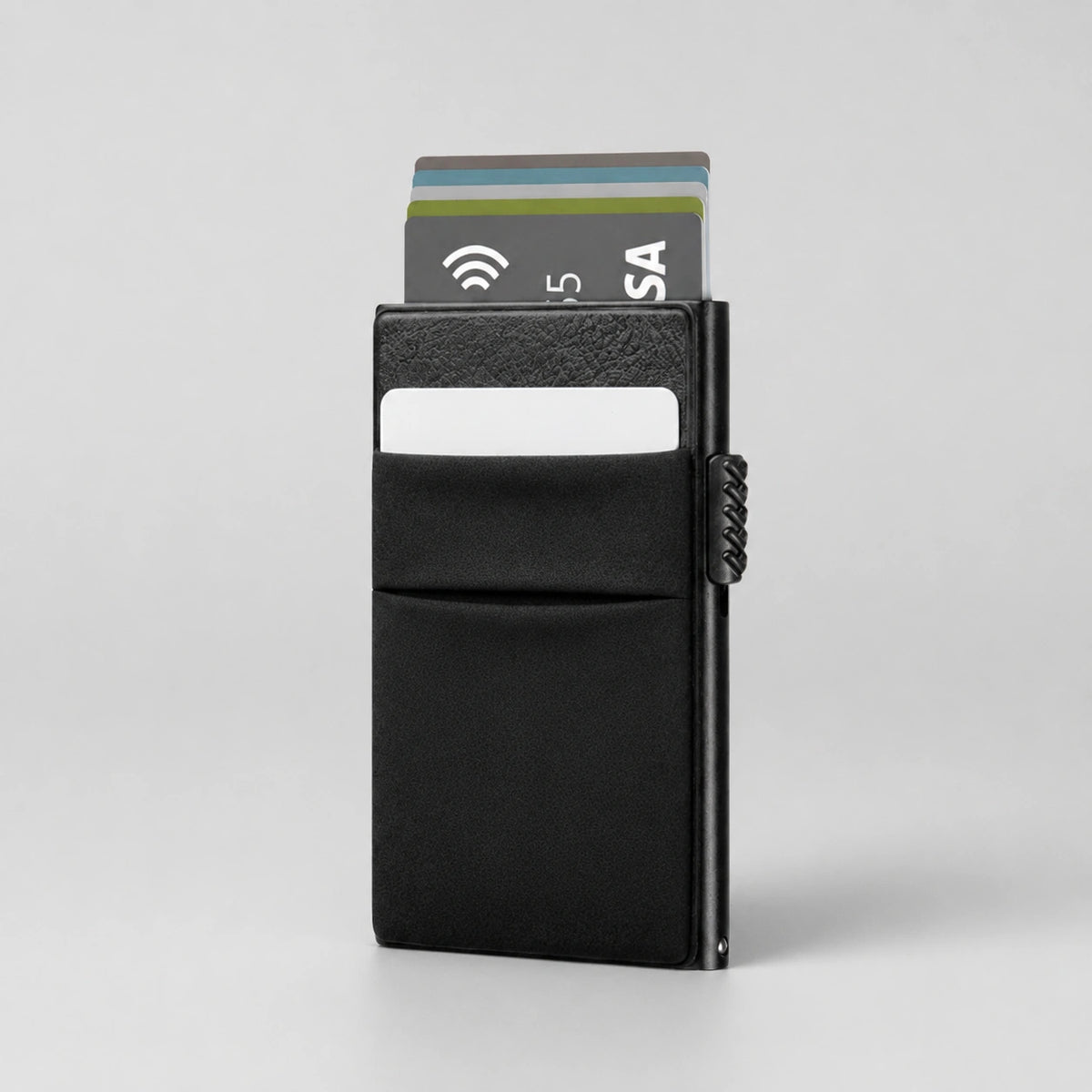 Tarjetero RFID Slim Access KÄRN negro con tarjetas, diseño compacto con bolsillo exterior y protección RFID
