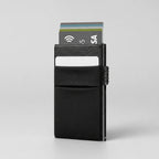 Tarjetero RFID Slim Access KÄRN negro con tarjetas, diseño compacto con bolsillo exterior y protección RFID