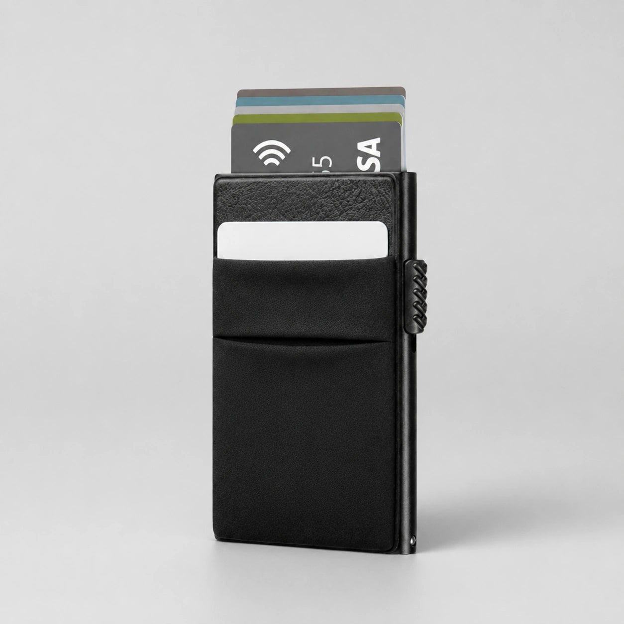 Tarjetero RFID Slim Access KÄRN negro con tarjetas, diseño compacto con bolsillo exterior y protección RFID