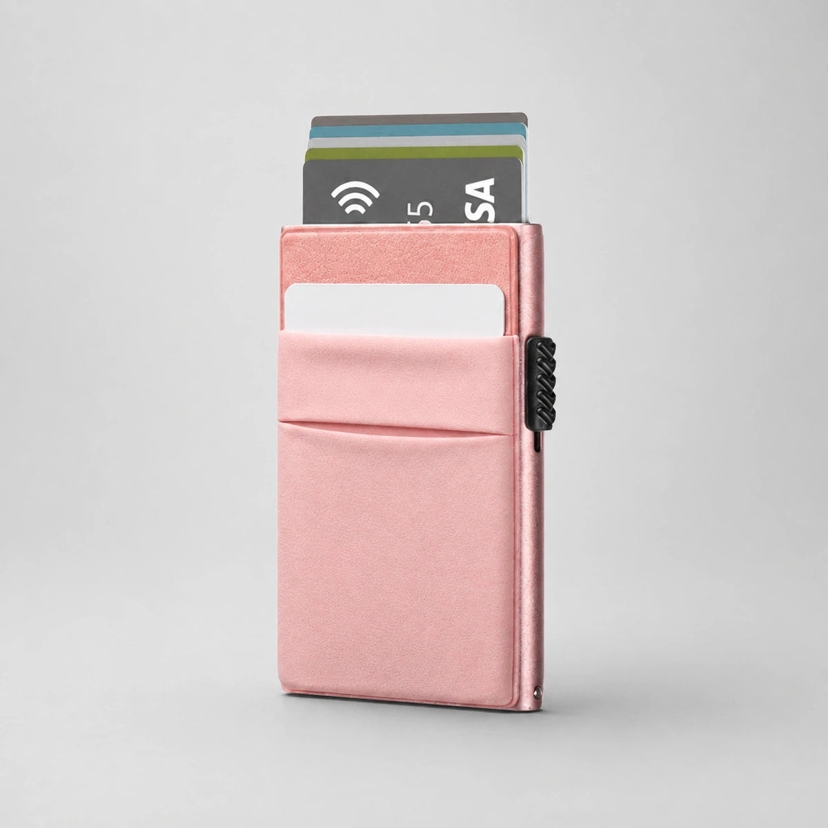 Tarjetero RFID Slim Access KÄRN rosa con tarjetas, diseño elegante con acceso rápido y bolsillo exterior