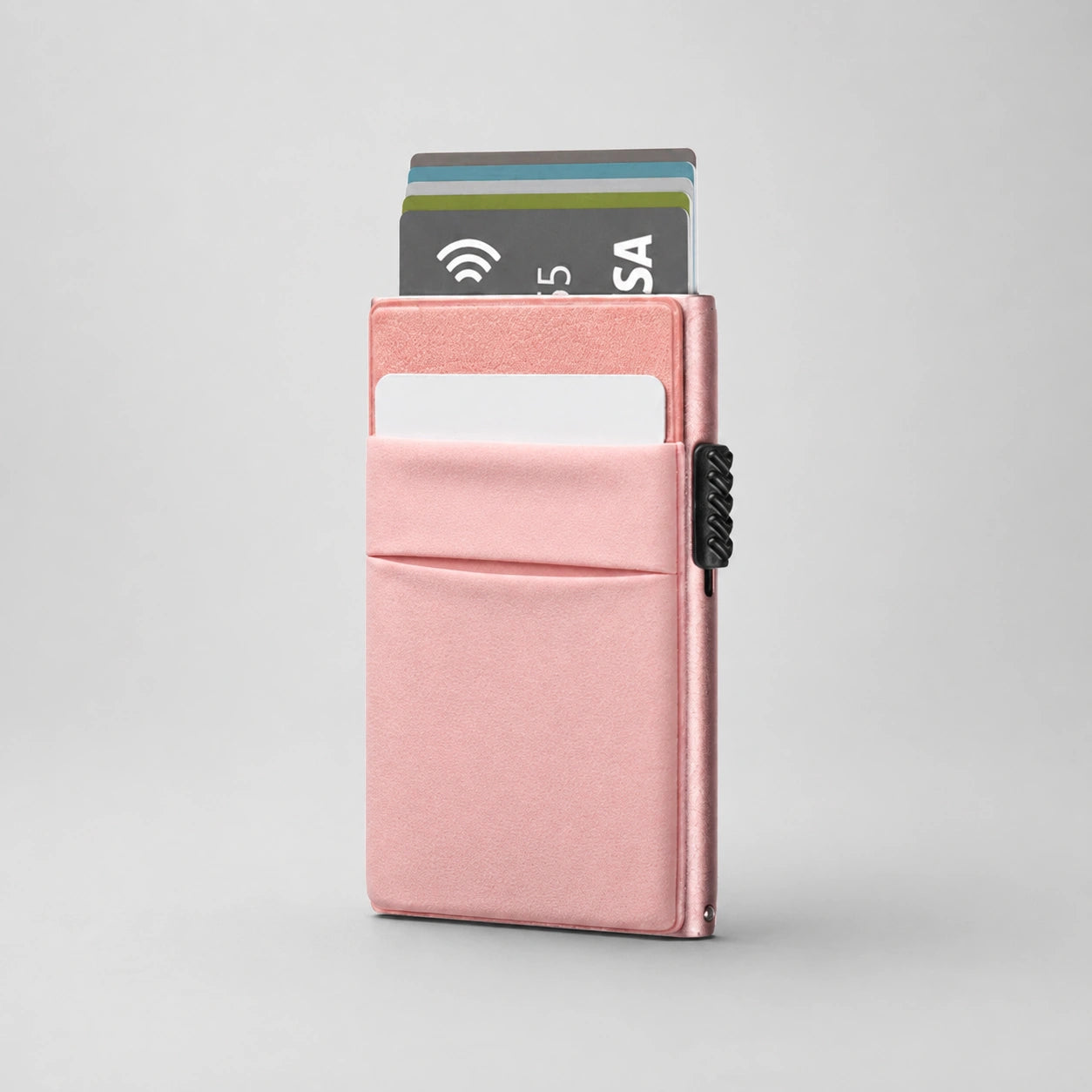 Tarjetero RFID Slim Access KÄRN rosa con tarjetas, diseño elegante con acceso rápido y bolsillo exterior