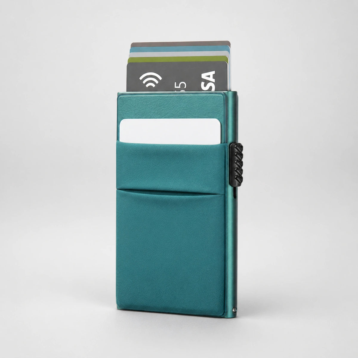 Tarjetero RFID Slim Access KÄRN verde con tarjetas, diseño compacto con bolsillo exterior y acceso rápido