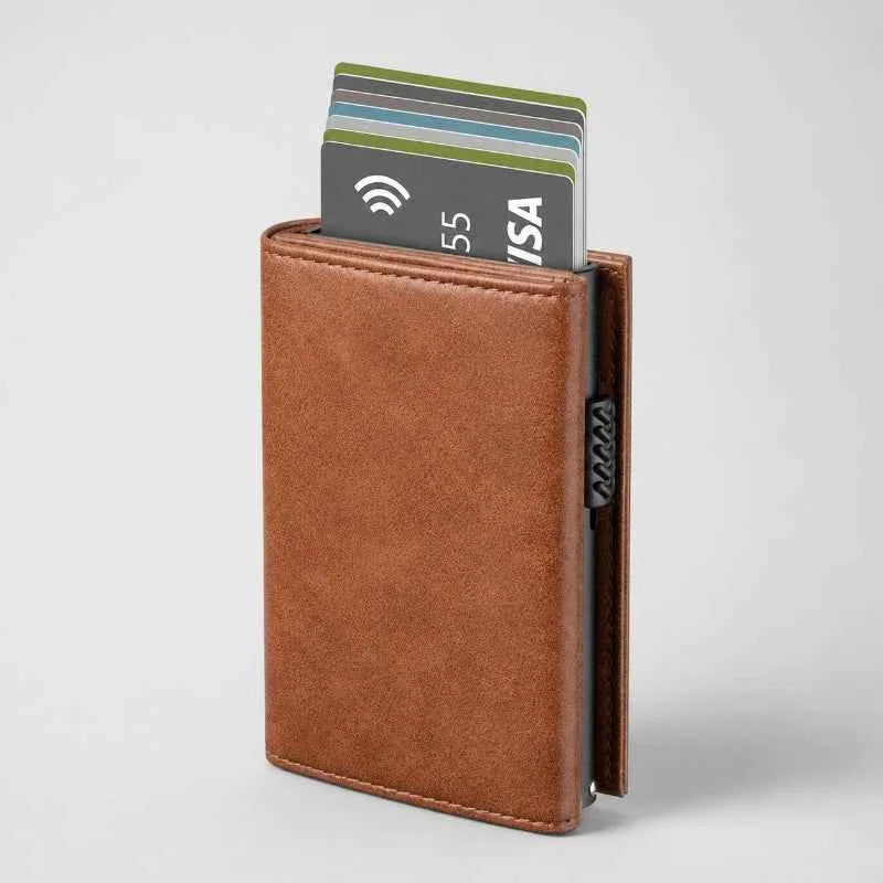 Detalle del tarjetero Slim Pro KÄRN con tarjetas