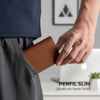 Tarjetero RFID Slim Pro KÄRN marrón en bolsillo mostrando perfil slim y diseño sin bulto