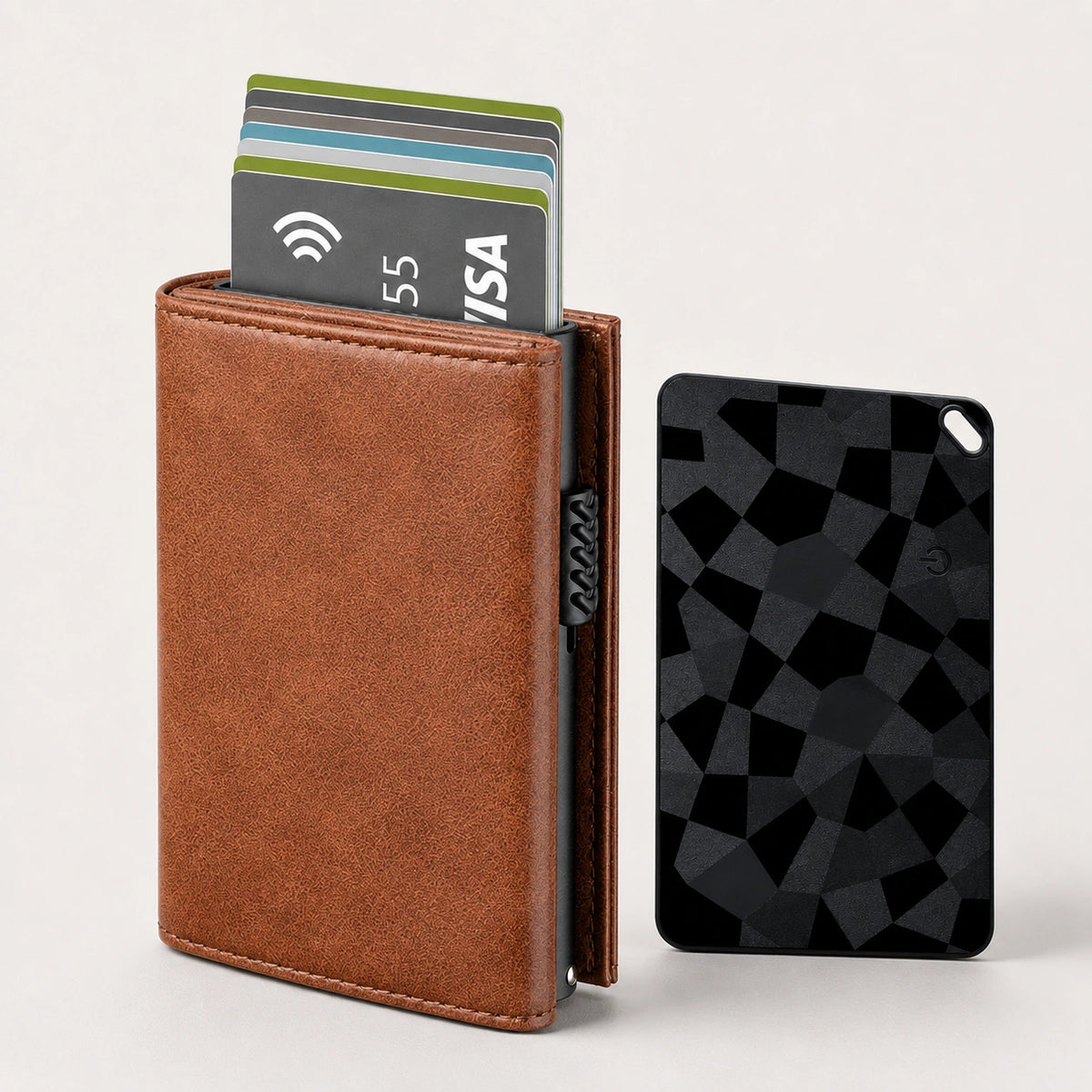Tarjetero RFID Slim Pro KÄRN negro con tarjetas desplegadas junto a FindCard KÄRN marrón
