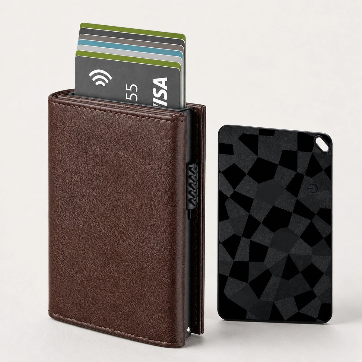 Tarjetero RFID Slim Pro KÄRN negro con tarjetas desplegadas junto a FindCard KÄRN marrón espreso