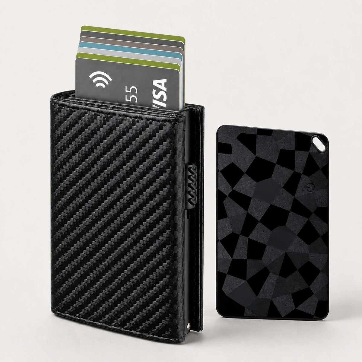 Tarjetero RFID Slim Pro KÄRN negro con tarjetas desplegadas junto a FindCard KÄRN negra con patrón geométrico