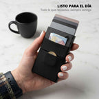 cartera compacta en mano uso diario con tarjetas y dinero minimalista