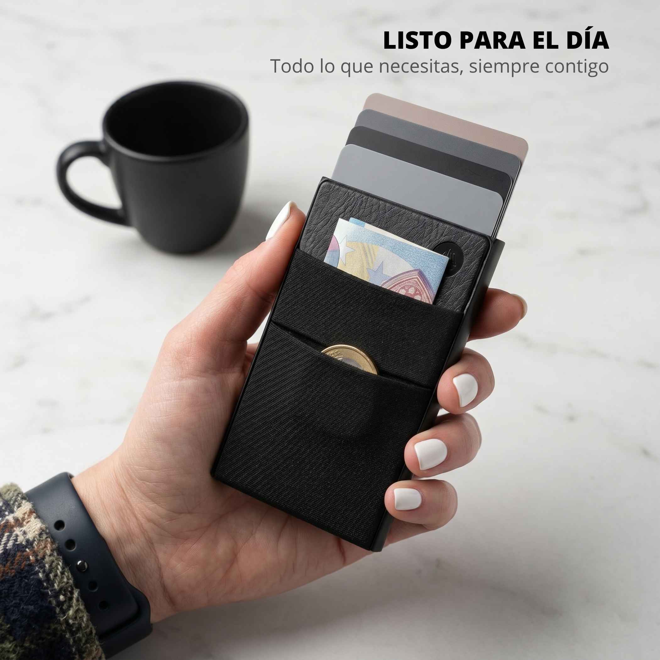 cartera compacta en mano uso diario con tarjetas y dinero minimalista