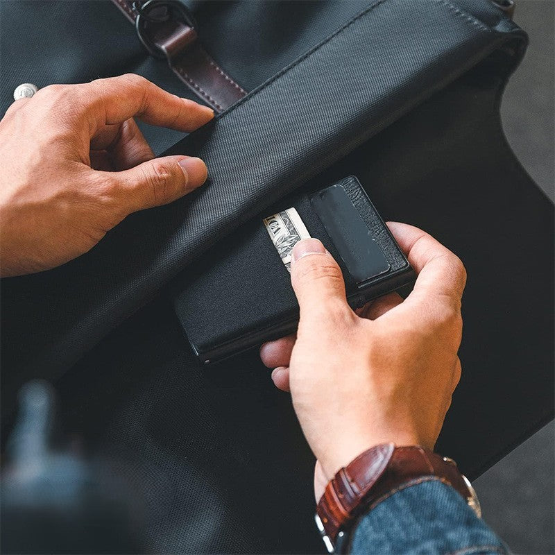 Tarjetero RFID KÄRN de piel negra en uso, mostrando su capacidad para guardar llaves, tarjetas y documentación con diseño antirrobo y funcional.