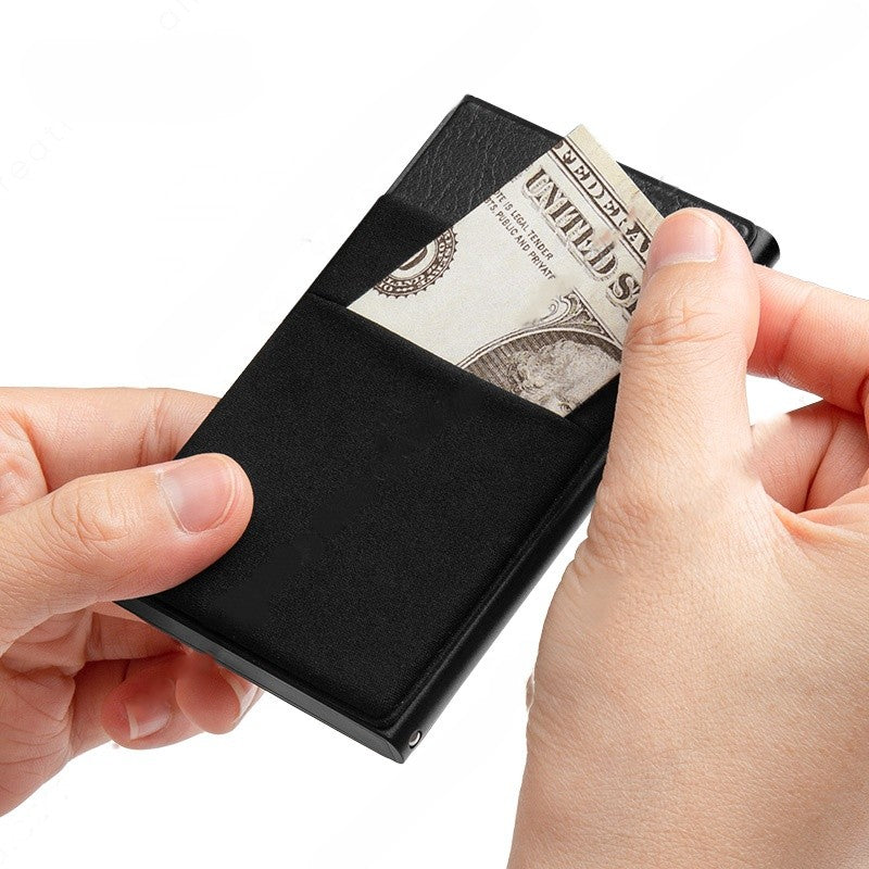 Tarjetero RFID KÄRN de piel negra usado por hombre, con compartimento para billetes y diseño minimalista antirrobo.