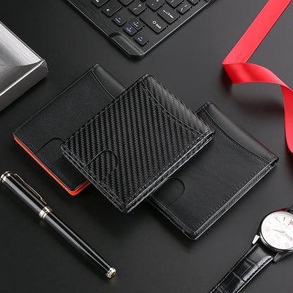 Billeteras Kärn de piel negra y fibra de carbono sobre escritorio elegante, diseño minimalista RFID antirrobo para hombre.