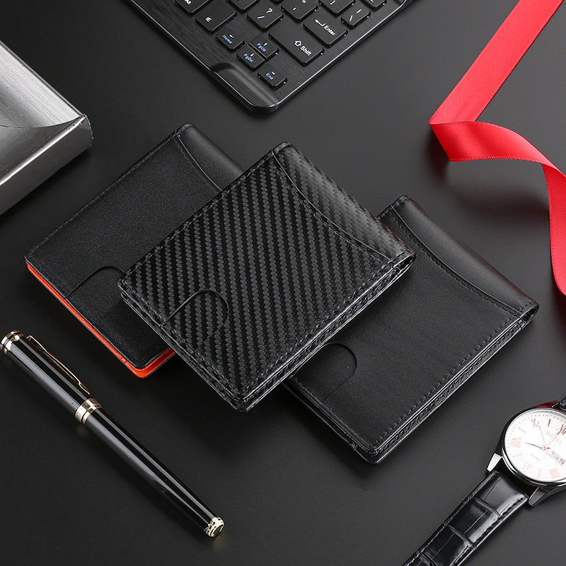 Billeteras Kärn de piel negra y fibra de carbono sobre escritorio elegante, diseño minimalista RFID antirrobo para hombre.