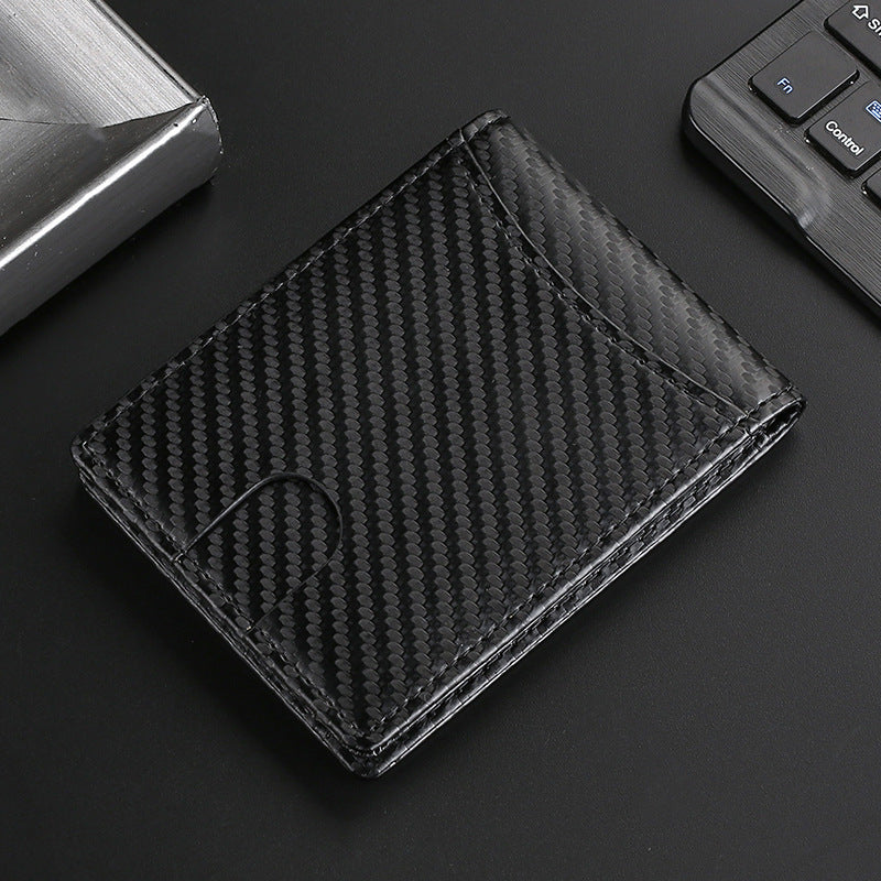 Billetera Kärn de fibra de carbono negra sobre escritorio elegante, diseño ultradelgado RFID antirrobo para hombre.