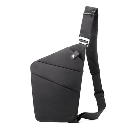 Mochila Antirrobo Slim negra KÄRN diseño moderno, impermeable y ergonómico ideal para uso urbano o de viaje.