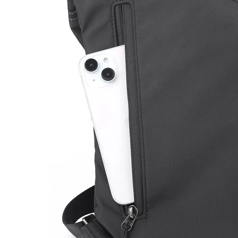  Detalle de correas ajustables de la Mochila Cruzada Antirrobo KÄRN