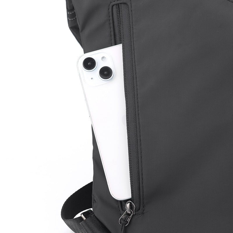  Detalle de correas ajustables de la Mochila Cruzada Antirrobo KÄRN