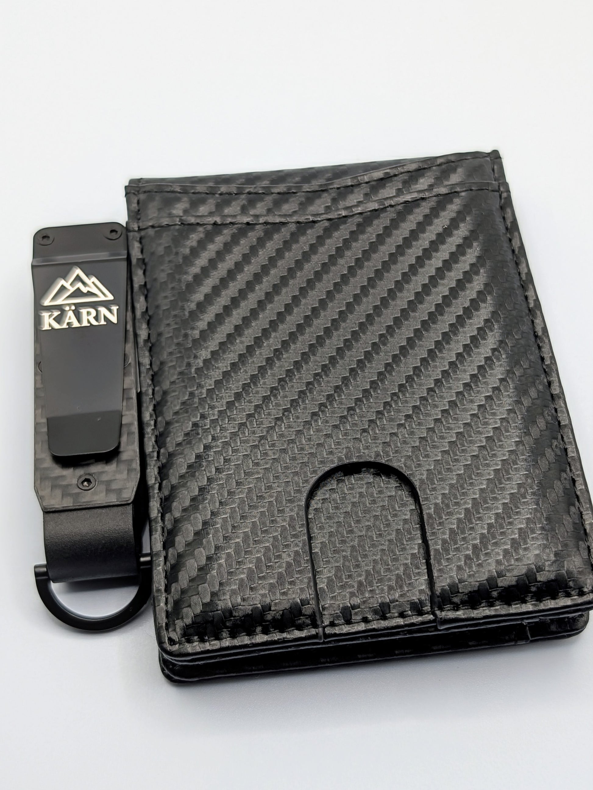 Billetera Kärn de fibra de carbono con clip metálico grabado con logotipo, diseño premium RFID antirrobo y minimalista.