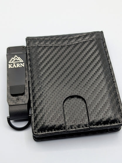 Billetera Kärn de fibra de carbono con clip metálico grabado con logotipo, diseño premium RFID antirrobo y minimalista.
